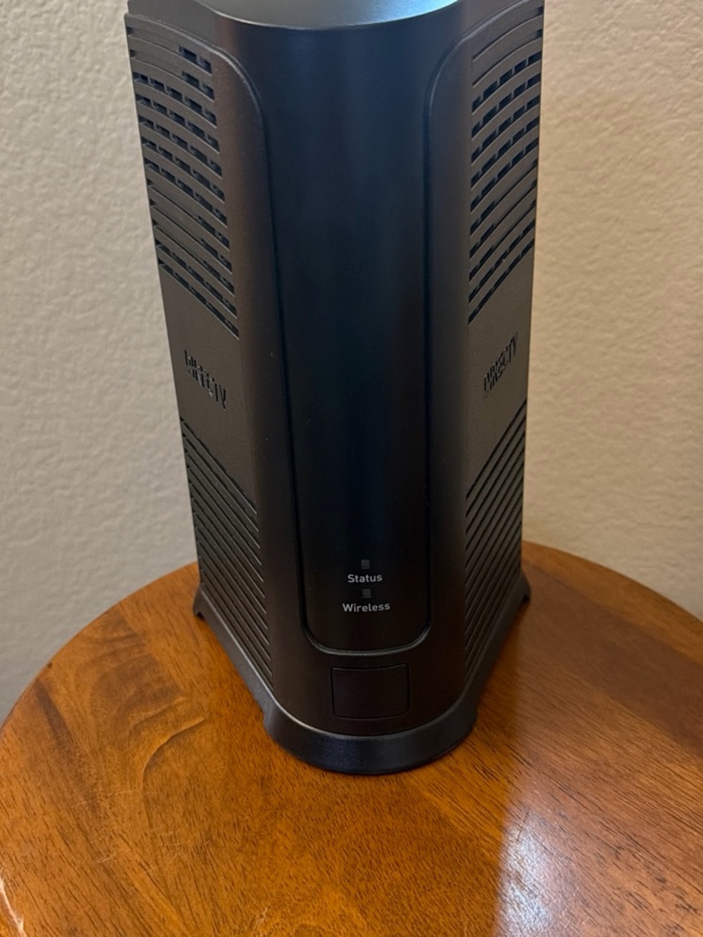 NETGEAR Black Vertical Wireless Router with Power Adapter - Picture 6 of 7